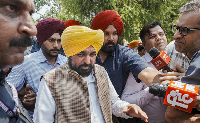 Punjab CM Mann meets President Murmu, seeks cancellation of membership of 6 RS members